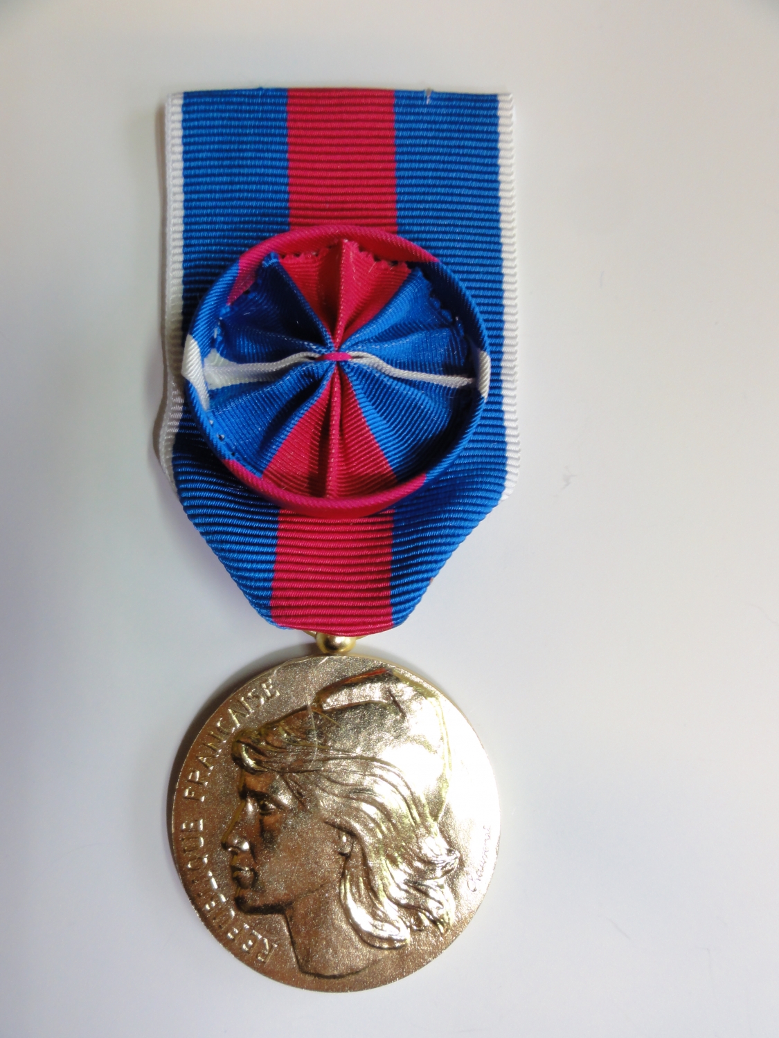 Ruban NEUF pour la médaille des SERVICES MILITAIRES VOLONTAIRES,14 cm x 37 mm. 