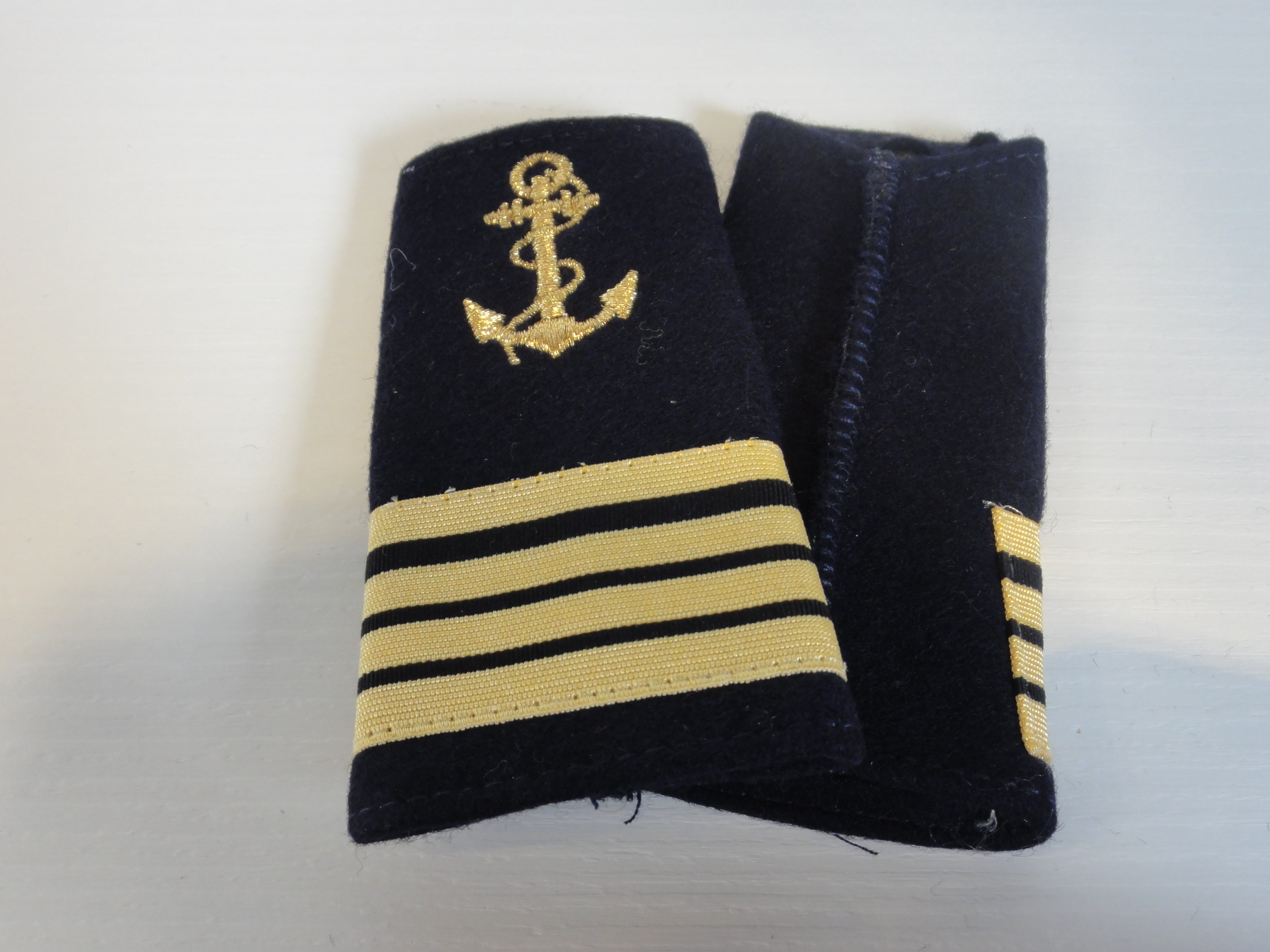 Fourreaux d'épaules  Capitaine de corvette   4 Galons   (la paire )